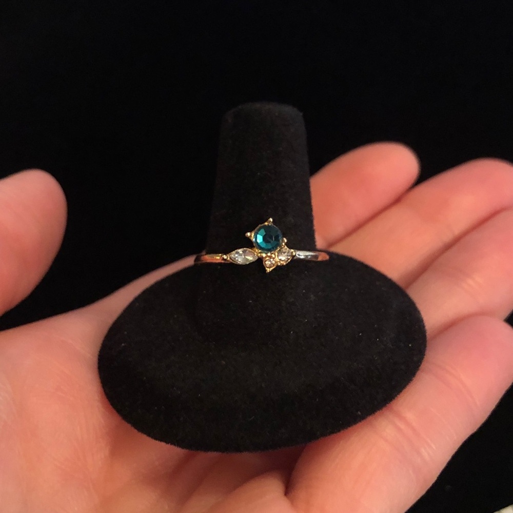 Elegant Gold Tone Ring with Emerald Green Faux Gemstone